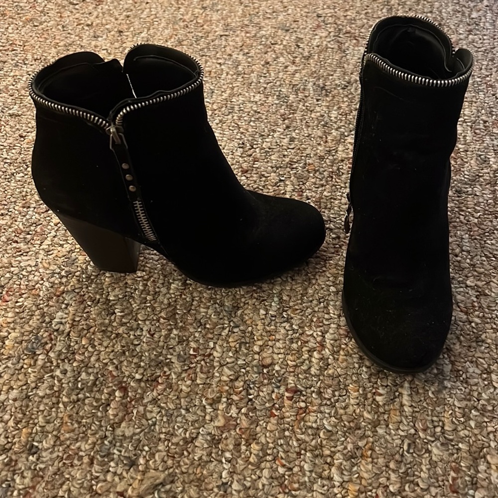 Black zipper lined bootie size 7.5